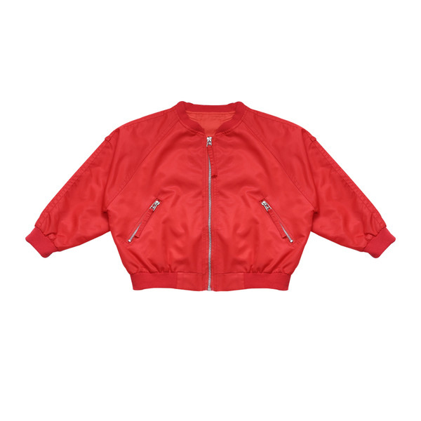 Κομψό δερμάτινο μπουφάν για κορίτσια σε ευρύ μοτίβο με κολάρο σε σχήμα O με κόκκινο και κίτρινο χρώμα στο πίσω μέρος