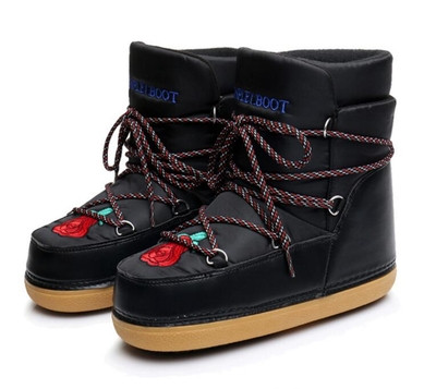 Μοντέρνες και πολύ ζεστές γυναικείες μπότες με μοντέρνα floral κεντήματα