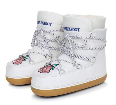 Μοντέρνες και πολύ ζεστές γυναικείες μπότες με μοντέρνα floral κεντήματα