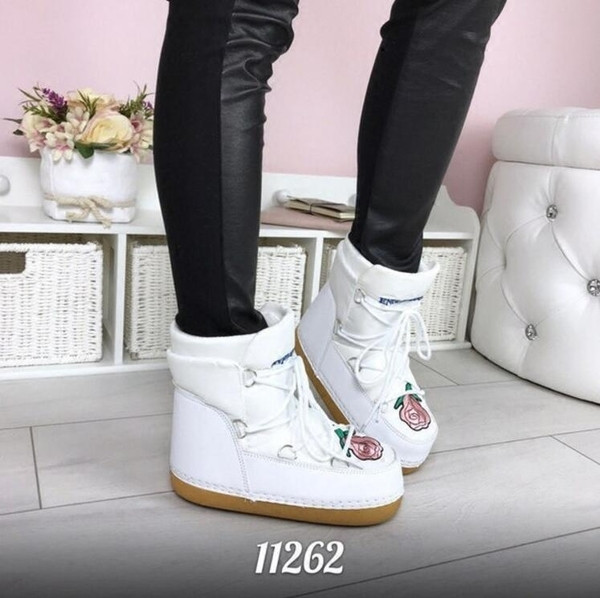 Μοντέρνες και πολύ ζεστές γυναικείες μπότες με μοντέρνα floral κεντήματα