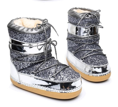 Γυναικείες μπότες με πολύ ζεστή επένδυση και επίπεδη σόλα από καουτσούκ