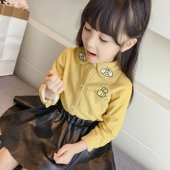 Κομψό παιδικό πουκάμισο για κορίτσια με μίνι εφαρμογές σε δύο λευκά και κίτρινα χρώματα