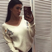 Ежедневен дамски пуловер с V-образно деколте и бродирани мотиви