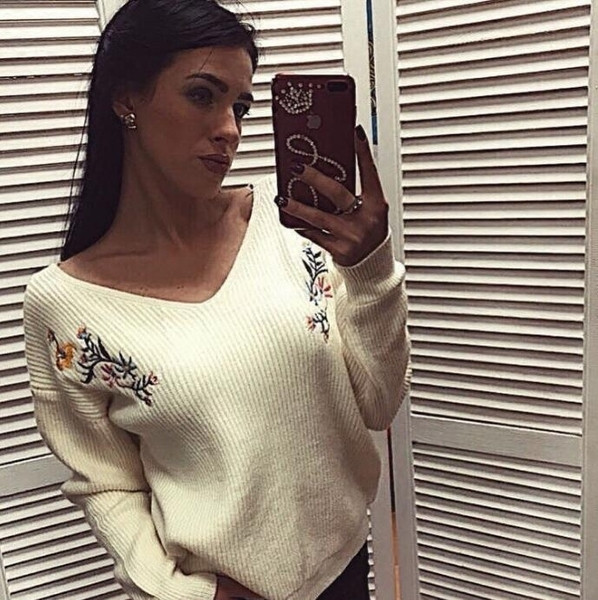 Ежедневен дамски пуловер с V-образно деколте и бродирани мотиви