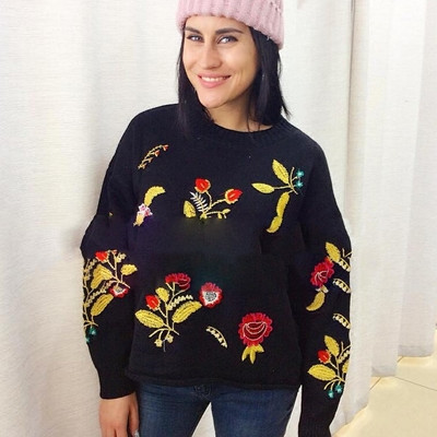 Страхотен дамски пуловер с О-образна яка и флорални шарени бродерии