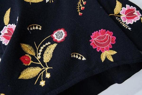 Υπέροχο πουλόβερ κυρίες με κεντημένο κολάρο σε σχήμα O και κεντήματα με λουλούδια