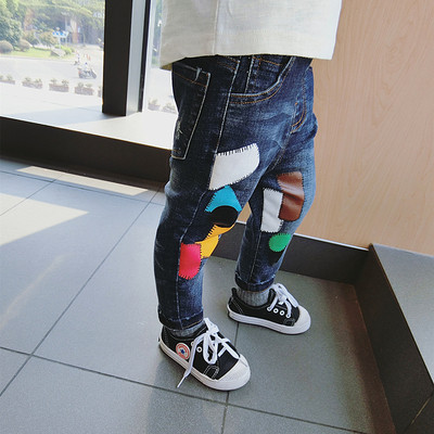 Αθλητικά κομψά παιδικά τζιν για αγόρια με χρωματική επίδραση