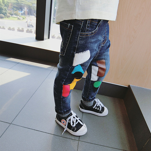 Αθλητικά κομψά παιδικά τζιν για αγόρια με χρωματική επίδραση