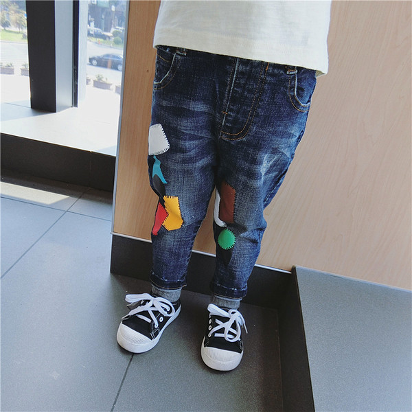 Αθλητικά κομψά παιδικά τζιν για αγόρια με χρωματική επίδραση