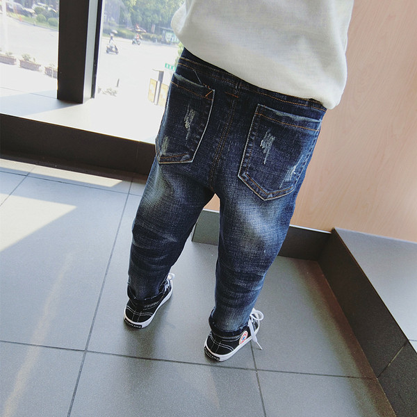 Αθλητικά κομψά παιδικά τζιν για αγόρια με χρωματική επίδραση