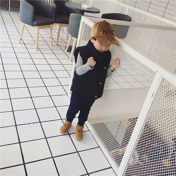 Κομψή παιδική ηλεκτρική μπότα σε ένα ευρύ, υψηλού τύπου κολάρο σε διάφορα χρώματα