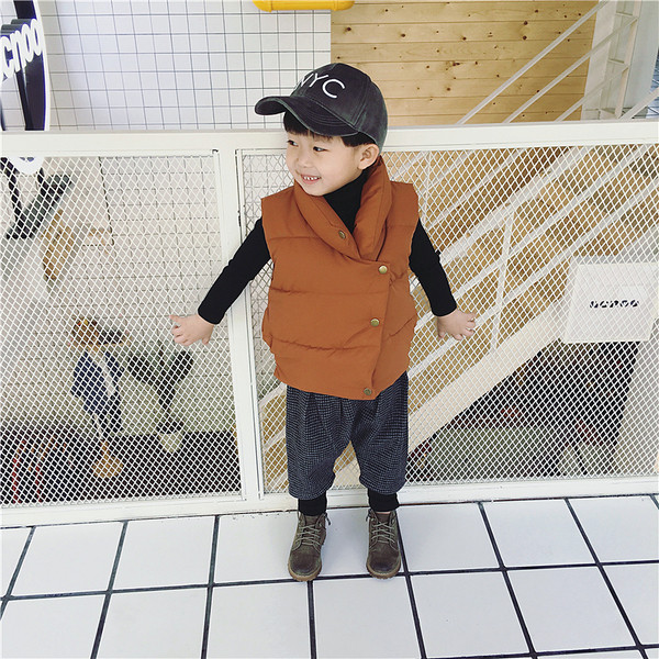 Κομψή παιδική ηλεκτρική μπότα σε ένα ευρύ, υψηλού τύπου κολάρο σε διάφορα χρώματα