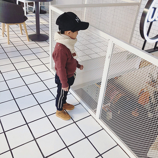 Μαλακό και ζεστό casual πουλόβερ για αγόρια με τετράχρωμη επιγραφή