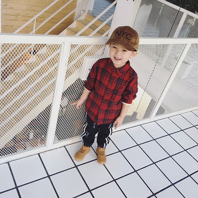 Μοντέρνο παιδικό πουκάμισο για αγόρια, γεμισμένο με μαλλί, σε δύο χρώματα με επιγραφή στο πίσω μέρος