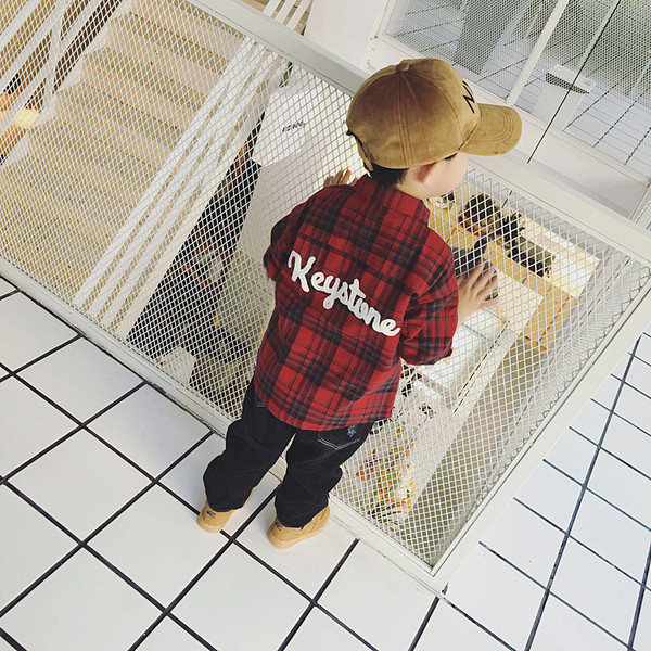 Μοντέρνο παιδικό πουκάμισο για αγόρια, γεμισμένο με μαλλί, σε δύο χρώματα με επιγραφή στο πίσω μέρος