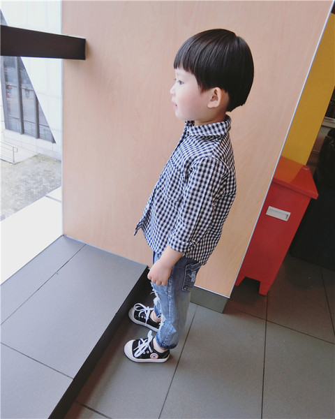 Μοντέρνο παιδικό πουκάμισο για αγόρια σε δύο χρώματα