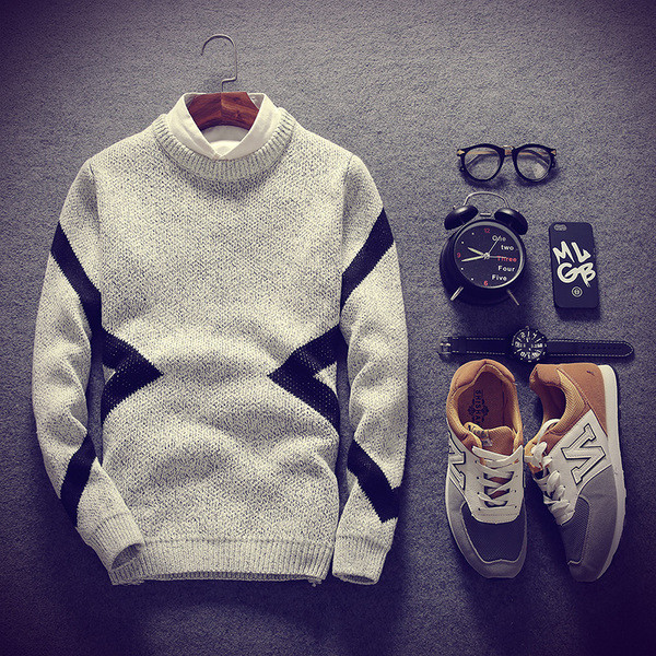 Κομψό πουλόβερ ανδρών με κολάρο σε σχήμα Γ σε δύο χρώματα