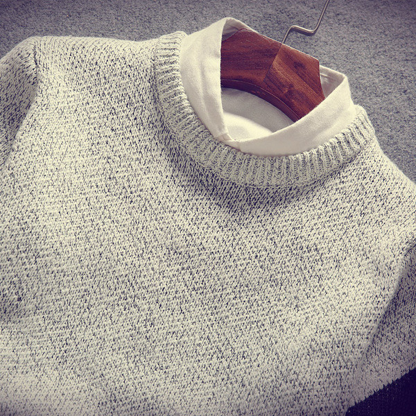 Κομψό πουλόβερ ανδρών με κολάρο σε σχήμα Γ σε δύο χρώματα