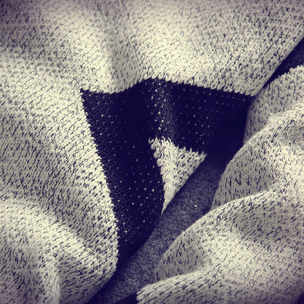 Κομψό πουλόβερ ανδρών με κολάρο σε σχήμα Γ σε δύο χρώματα