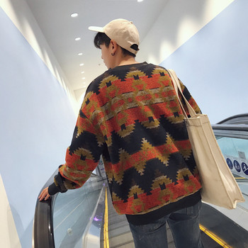 Ένα μοντέρνο, καθημερινό πουλόβερ για άνδρες με O-κολάρο ελεύθερου στυλ σε τρία χρώματα