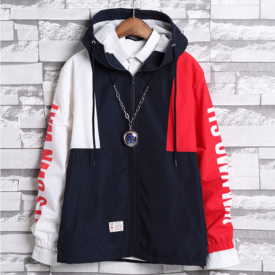 Спортно-ежедневно мъжко яке с цветни ръкави с с надпис в червен и син цвят