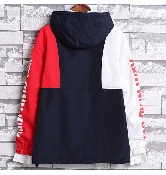 Спортно-ежедневно мъжко яке с цветни ръкави с с надпис в червен и син цвят