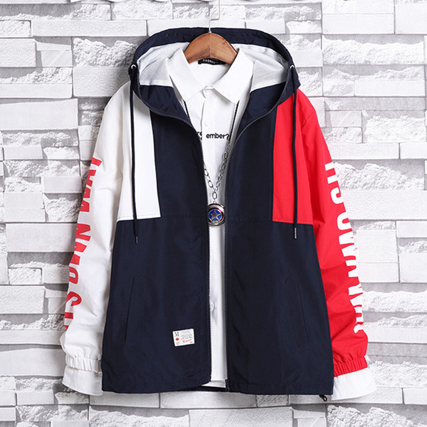 Спортно-ежедневно мъжко яке с цветни ръкави с с надпис в червен и син цвят