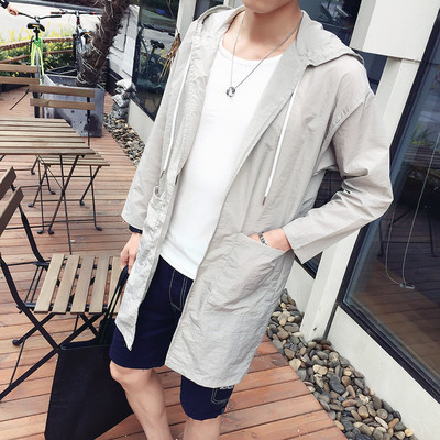 Ένα μανίκι με μακριά κουμπιά, με μακρύ μανίκι, τριών χρωμάτων με κουκούλα