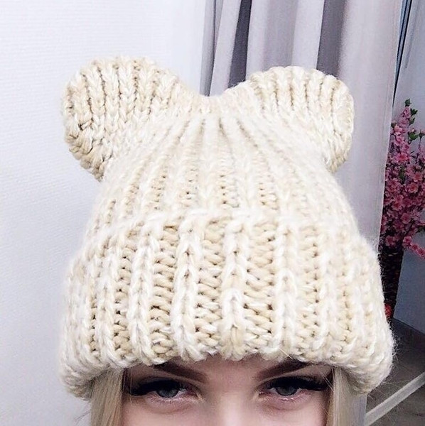 Дамска топла вълнена шапка с декоративни учишки,няколко модела
