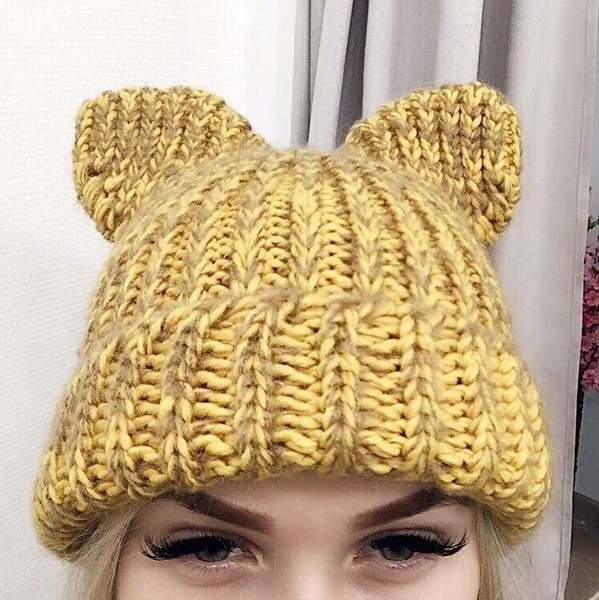 Дамска топла вълнена шапка с декоративни учишки,няколко модела