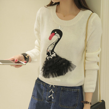 Модерен дамски пуловер с О-образна яка с апликация с тюл и декоративни пайети и камъни в бял цвят
