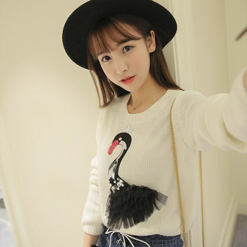 Модерен дамски пуловер с О-образна яка с апликация с тюл и декоративни пайети и камъни в бял цвят