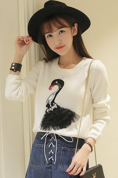 Модерен дамски пуловер с О-образна яка с апликация с тюл и декоративни пайети и камъни в бял цвят