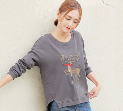 Ежедневен дамски пуловер с О-образна яка и интересна бродерия в три цвята