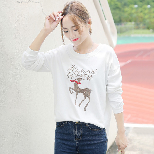 Ежедневен дамски пуловер с О-образна яка и интересна бродерия в три цвята 