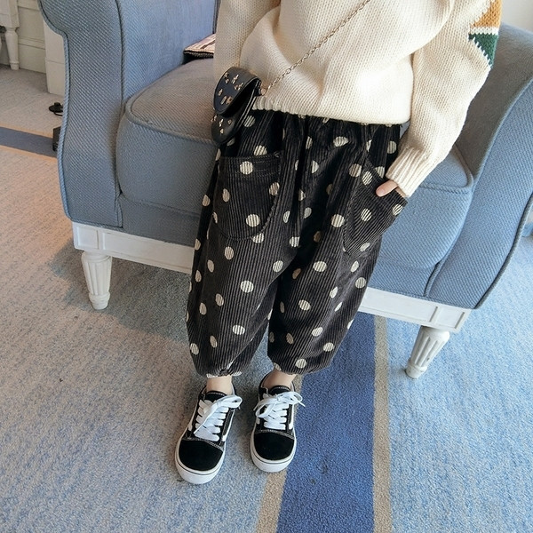 Стилен широк детски панталон на точки в два цвята 