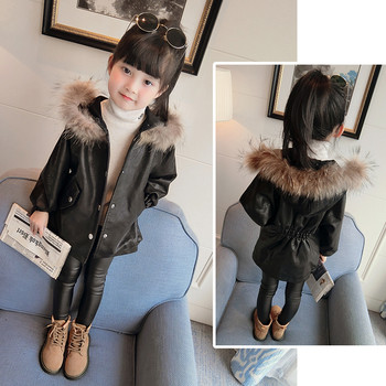 Χειμερινό σακάκι για κορίτσια από οικολογικό δέρμα με κουκούλα και χνούδι, σε μαύρο χρώμα