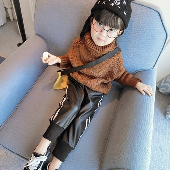 Актуален детски панталон за момичета в черен цвят и широк модел