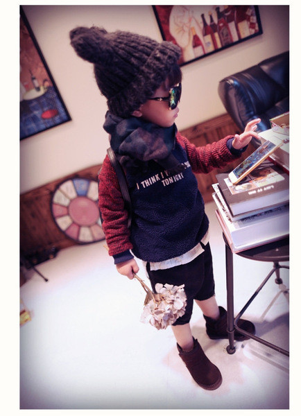 Спортен зимен детски унисекс пуловер с надпис и цветни ръкаив 