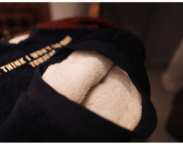 Спортен зимен детски унисекс пуловер с надпис и цветни ръкаив 