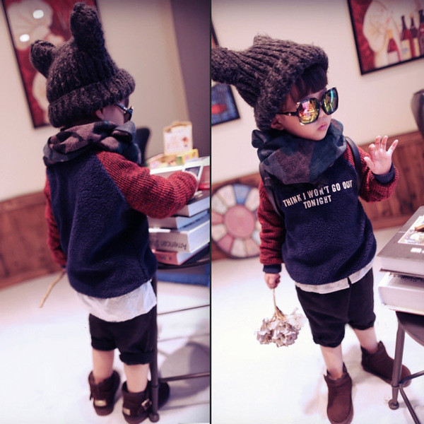 Спортен зимен детски унисекс пуловер с надпис и цветни ръкаив 