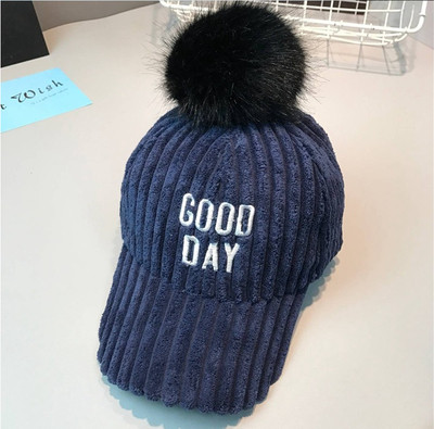 Детска шапка за момичета и момчета в няколко цвята с пух и козирка