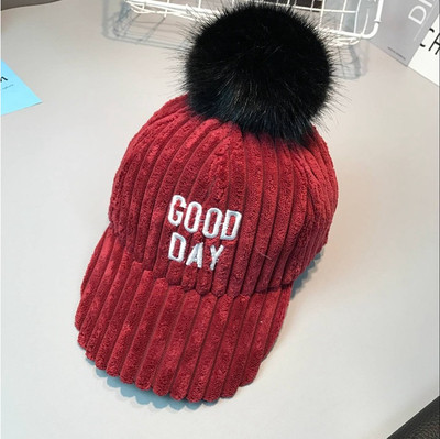 Детска шапка за момичета и момчета в няколко цвята с пух и козирка