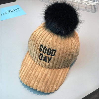 Детска шапка за момичета и момчета в няколко цвята с пух и козирка