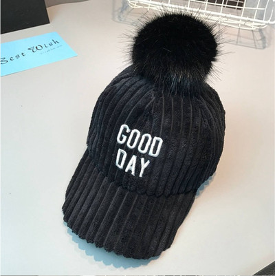 Детска шапка за момичета и момчета в няколко цвята с пух и козирка