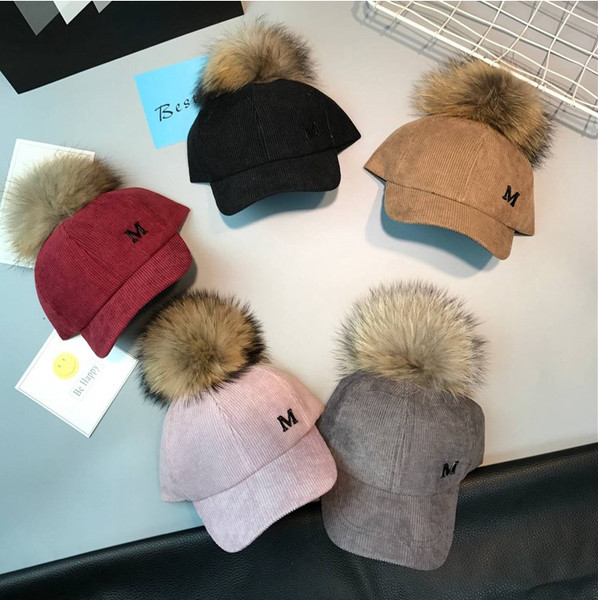 Стилна детска шапка с козирка и пухче в много цветове