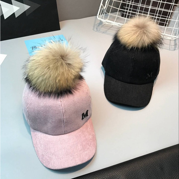 Стилна детска шапка с козирка и пухче в много цветове