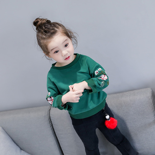 Модерен детски пуловер за момичета с О-образна яка с флорална бродерия по ръкавите в три цвята