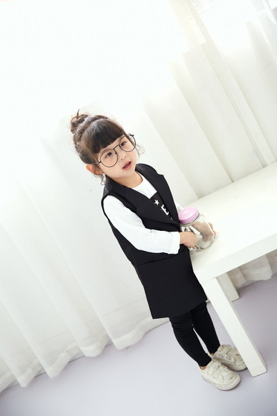 Стилно дълго елече за момичета в черен цвят