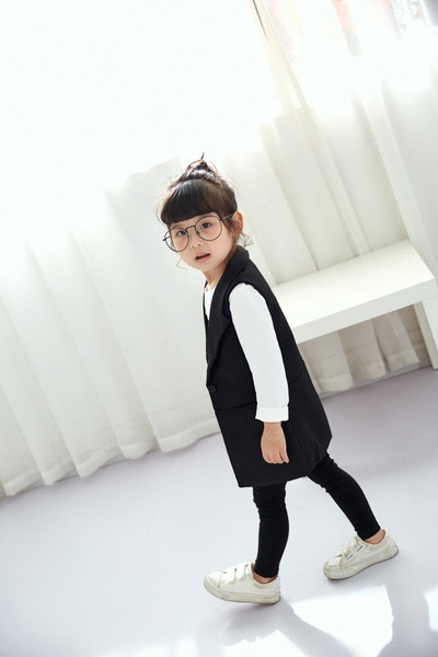 Стилно дълго елече за момичета в черен цвят